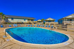 Pool - Top-floor beachfront condo with Gulf-view balcony, pool & beach access (Gulf Shores)