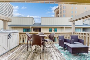 Outdoor dining - Top-floor beachfront condo with Gulf-view balcony, pool & beach access (Gulf Shores)