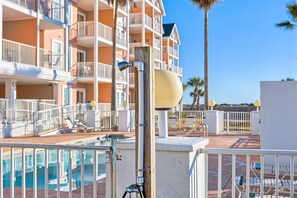 Pool - Beachfront condo w/private balcony, A/C, shared BBQ, pool, hot tub, free WiFi (Gulf Shores)