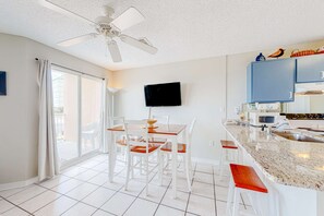 Dining - Beachfront condo w/private balcony, A/C, shared BBQ, pool, hot tub, free WiFi (Gulf Shores)