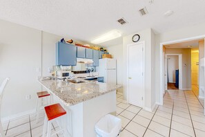 Fridge, microwave, oven, stovetop - Beachfront condo w/private balcony, A/C, shared BBQ, pool, hot tub, free WiFi (Gulf Shores)