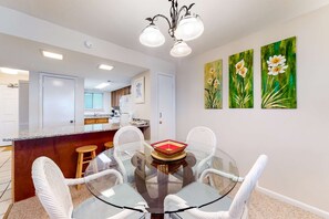 Dining - 5th-floor beach/Gulf-front condo with balcony, great views, & pool access (Gulf Shores)