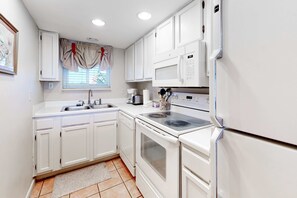 Fridge, microwave, oven, stovetop - Gulf-Front Condo with Shared Outdoor Pool, Private Balcony, Incredible Views & WiFi (Gulf Shores)