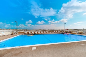 Pool - 3rd-floor beachfront condo with private balcony, AC, hot tub, pool, sauna (Gulf Shores)