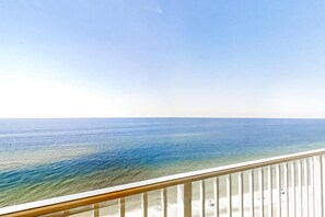 Property grounds - Beachfront 5th-floor condo with balcony, AC, pool, hot tub & view (Gulf Shores)