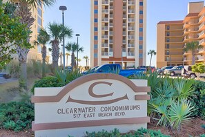 Property grounds - Gulf-front condo on 5th floor with amazing views, on-site pool & balcony (Gulf Shores)