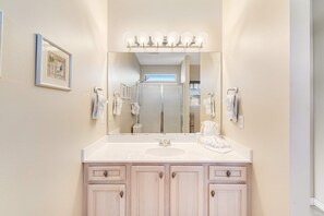 Shower, towels - Quaint waterfront home with private decks, great views, and AC - near the beach (Gulf Shores)