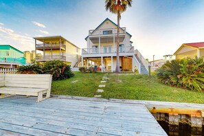 Terrace/patio - Quaint waterfront home with private decks, great views, and AC - near the beach (Gulf Shores)