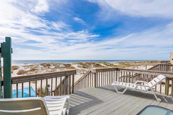 Property grounds - Beachfront home with private balcony, 2 beachside decks, central AC and WiFi (Gulf Shores)