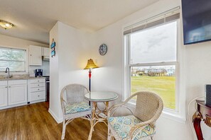 Dining - Gorgeous, Raised Home Overlooking Lagoon w/Free WiFi, Central AC - Near Beaches (Gulf Shores)