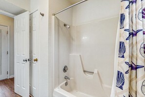 Shower, towels - Gorgeous, Raised Home Overlooking Lagoon w/Free WiFi, Central AC - Near Beaches (Gulf Shores)