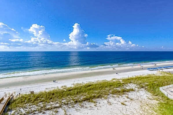 On the beach - Recently renovated 5th-floor oceanfront condo with pool, ocean view & WiFi (Gulf Shores)