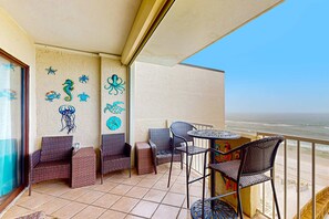 Property grounds - Recently renovated 5th-floor oceanfront condo with pool, ocean view & WiFi (Gulf Shores)