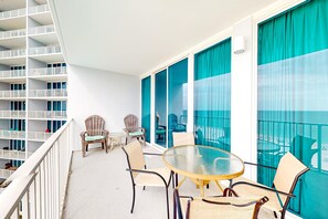 Outdoor dining - Gulf-Front Condo w/ Great Beach Views, Balcony & Shared Pools/Hot Tubs/Sauna (Gulf Shores)