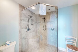 Shower, towels - Gulf-Front Condo w/ Great Beach Views, Balcony & Shared Pools/Hot Tubs/Sauna (Gulf Shores)