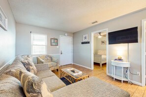 TV, offices - Beachfront condo with shared pool, outdoor shower, and beach access (Gulf Shores)