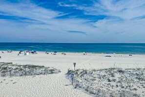 On the beach - Beachfront condo with shared pool, outdoor shower, and beach access (Gulf Shores)