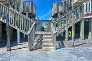 Property grounds - Beachfront condo with shared pool, outdoor shower, and beach access (Gulf Shores)