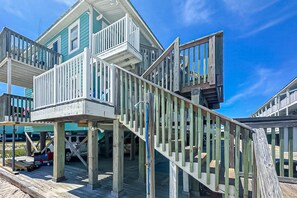Exterior - Beachfront condo with shared pool, outdoor shower, and beach access (Gulf Shores)