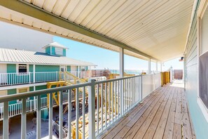 Terrace/patio - Beachfront condo with shared pool, outdoor shower, and beach access (Gulf Shores)