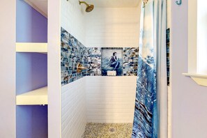 Shower, hair dryer, towels - Full duplex within 5-minute walk from beach - firepit & dog-friendly (Gulf Shores)