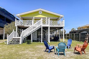 Terrace/patio - Full duplex within 5-minute walk from beach - firepit & dog-friendly (Gulf Shores)
