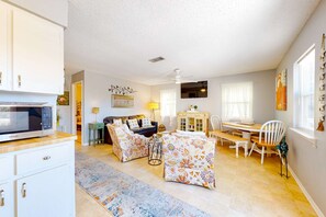 TV, offices - Full duplex within 5-minute walk from beach - firepit & dog-friendly (Gulf Shores)