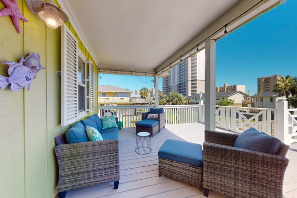 Terrace/patio - Full duplex within 5-minute walk from beach - firepit & dog-friendly (Gulf Shores)