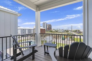 Property grounds - Inviting home with shared pool, balcony, full kitchen, central AC, & W&D (Gulf Shores)