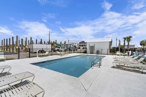 Pool - Inviting home with shared pool, balcony, full kitchen, central AC, & W&D (Gulf Shores)
