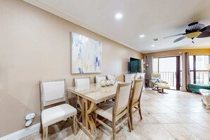 Dining - Beachfront townhome with pool & balcony - near attractions (Gulf Shores)