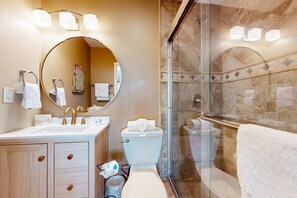 Shower, hair dryer, towels - Beachfront townhome with pool & balcony - near attractions (Gulf Shores)