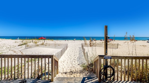On the beach - Beachfront townhome with pool & balcony - near attractions (Gulf Shores)