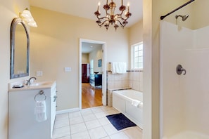 Shower, towels - Sunny coastal hideaway with patio, large deck, W&D, & central AC (Gulf Shores)