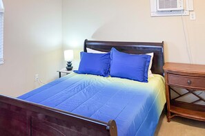 4 bedrooms, WiFi, bed sheets - Sunny coastal hideaway with patio, large deck, W&D, & central AC (Gulf Shores)