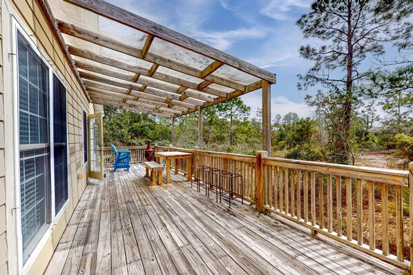Outdoor dining - Sunny coastal hideaway with patio, large deck, W&D, & central AC (Gulf Shores)