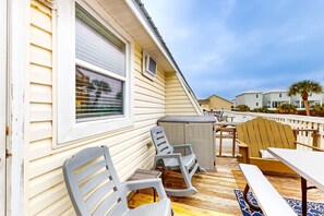 Outdoor dining - Sunny condo with boardwalk beach access, on-site pool, & private balcony (Gulf Shores)