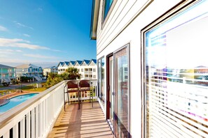 Property grounds - Colorful condo in beachfront complex with pools, gym, central AC & beach access (Gulf Shores)