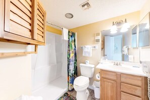 Shower, towels - Colorful condo in beachfront complex with pools, gym, central AC & beach access (Gulf Shores)