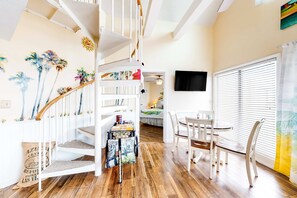 2 bedrooms, WiFi, bed sheets - Colorful condo in beachfront complex with pools, gym, central AC & beach access (Gulf Shores)