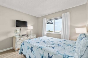2 bedrooms, iron/ironing board, WiFi, bed sheets - Gorgeous top-floor beachfront condo with indoor pool, hot tub, sauna, & gym (Gulf Shores)