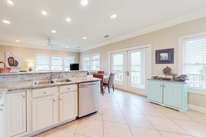 Fridge, microwave, oven, stovetop - Lagoon-view coastal retreat with shared pool, fishing pier, and easy beach access (Gulf Shores)