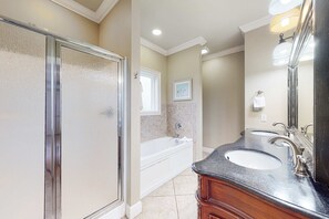 Douche, sèche-cheveux, serviettes fournies
