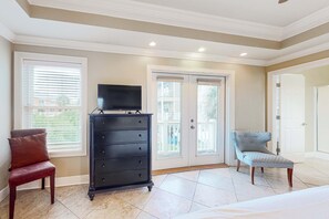 4 bedrooms, iron/ironing board, WiFi, bed sheets - Lagoon-view coastal retreat with shared pool, fishing pier, and easy beach access (Gulf Shores)