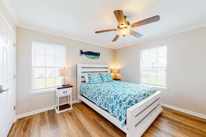 2 bedrooms, WiFi, bed sheets - Delightful coastal gem with pool, hot tub, private balcony, fast WiFi & AC (Gulf Shores)