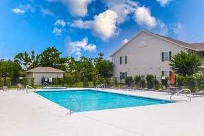 Pool - Delightful coastal gem with pool, hot tub, private balcony, fast WiFi & AC (Gulf Shores)