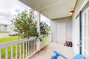 Terrace/patio - Delightful coastal gem with pool, hot tub, private balcony, fast WiFi & AC (Gulf Shores)