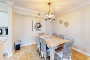 Dining - Delightful coastal gem with pool, hot tub, private balcony, fast WiFi & AC (Gulf Shores)