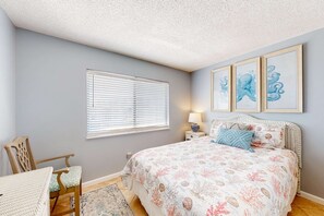 2 bedrooms, WiFi, bed sheets, wheelchair access - Beachfront condo with 2 pools, Gulf views, hot tub, & cozy balcony (Gulf Shores)