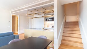 Fridge, microwave, oven, stovetop - LovelyStay - Entreparedes House - 302 (Porto)